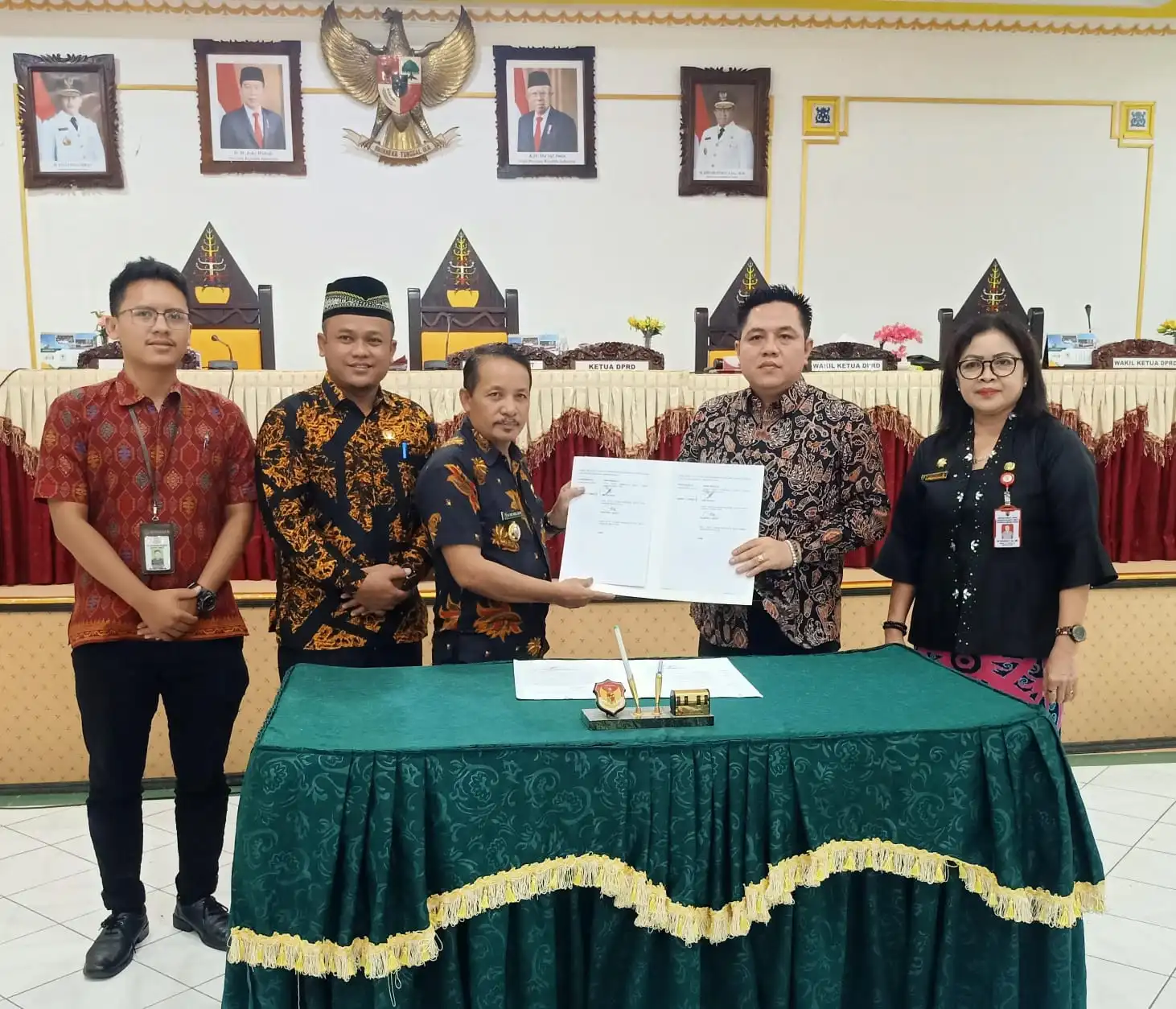 DPRD dan Pemkab Barito Timur Setujui Raperda Penyelenggaraan Kepelabuhan dan Penyelenggaraan Jalan Umum.