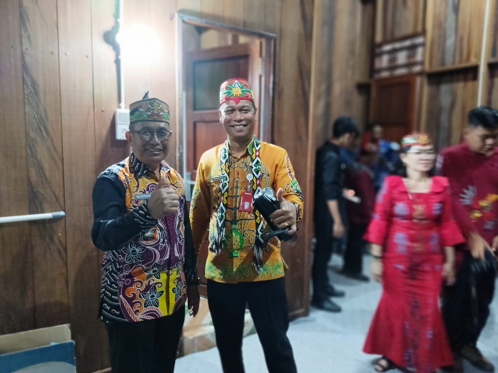 Wakil Bupati Mura Rejikinoor , S.Sos bersama Kadisdikbud Mura Ferdinan Wijaya ,berpose dalam kesempatan sesuai acara peresmian .