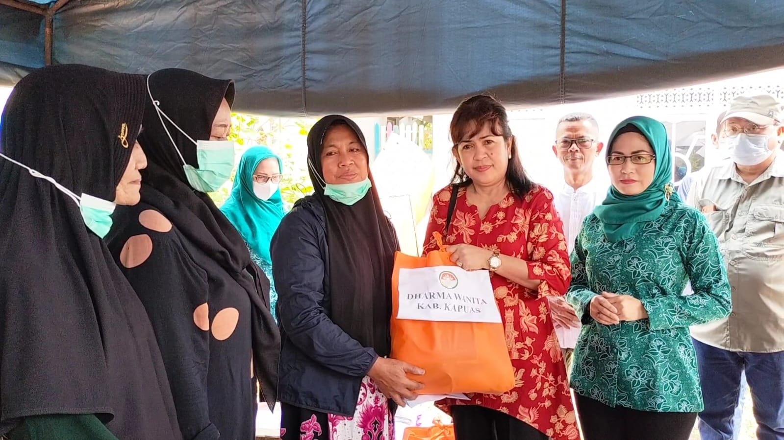 Korban Terdampak Kebakaran Terima Bantuan dari TP PKK dan DWP Kapuas