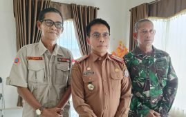 Pj. Bupati Murung Raya Dr. Hermon, M.Si saat memberikan konfirmasi kepada awak media di Markas BPBD Murung Raya di Puruk Cahu, 2/10 .