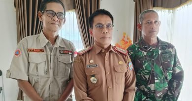 Pj. Bupati Murung Raya Dr. Hermon, M.Si saat memberikan konfirmasi kepada awak media di Markas BPBD Murung Raya di Puruk Cahu, 2/10 .