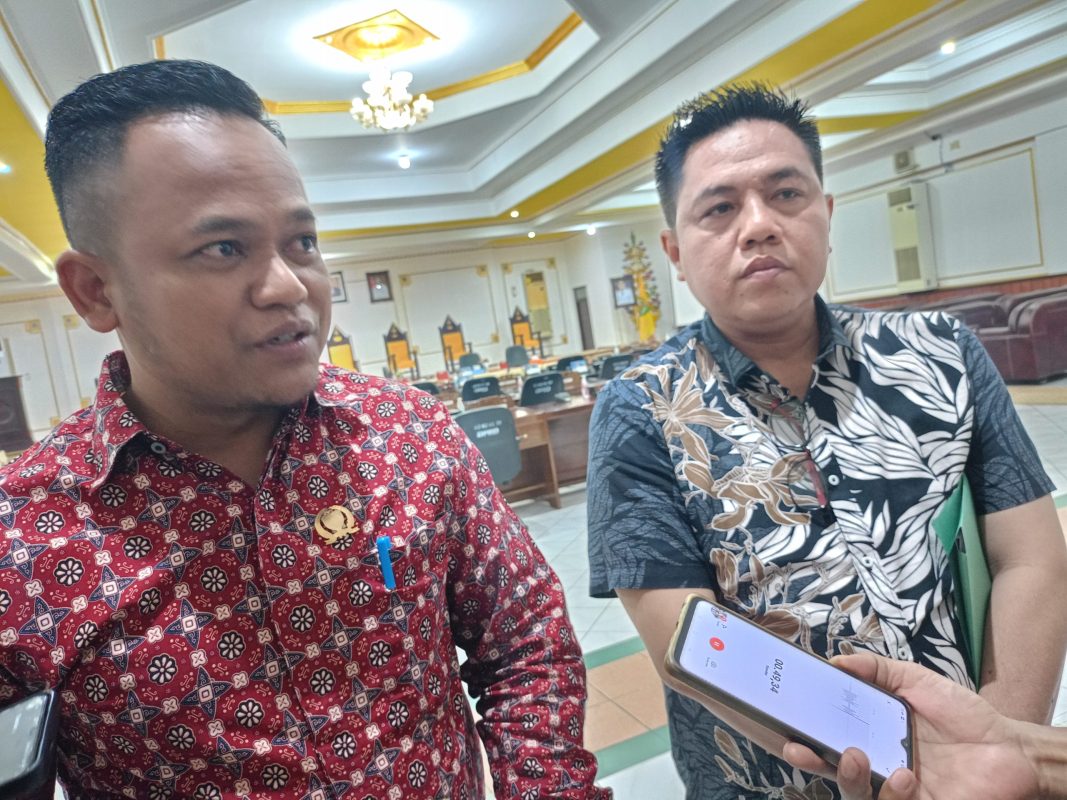 Ketua DPRD Bartim Nur Sulistio didampaingi Wakil Ketua I DPRD Bartim Arianto S Muler, memberikan keterangan kepada sejumlah wartawan di Tamiang Layang Rabu (14/9/2023)