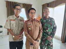 Pj. Bupati Murung Raya Dr. Hermon, M.Si saat memberikan konfirmasi kepada awak media di Markas BPBD Murung Raya di Puruk Cahu, 2/10 .