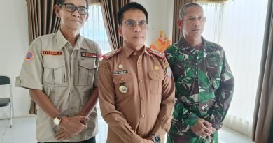 Pj. Bupati Murung Raya Dr. Hermon, M.Si saat memberikan konfirmasi kepada awak media di Markas BPBD Murung Raya di Puruk Cahu, 2/10 .
