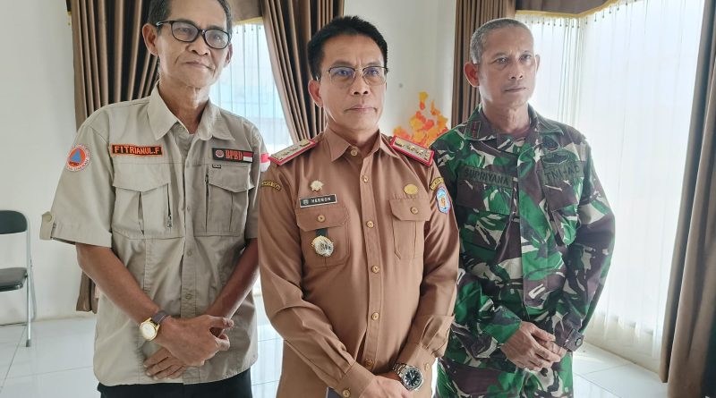 Pj. Bupati Murung Raya Dr. Hermon, M.Si saat memberikan konfirmasi kepada awak media di Markas BPBD Murung Raya di Puruk Cahu, 2/10 .