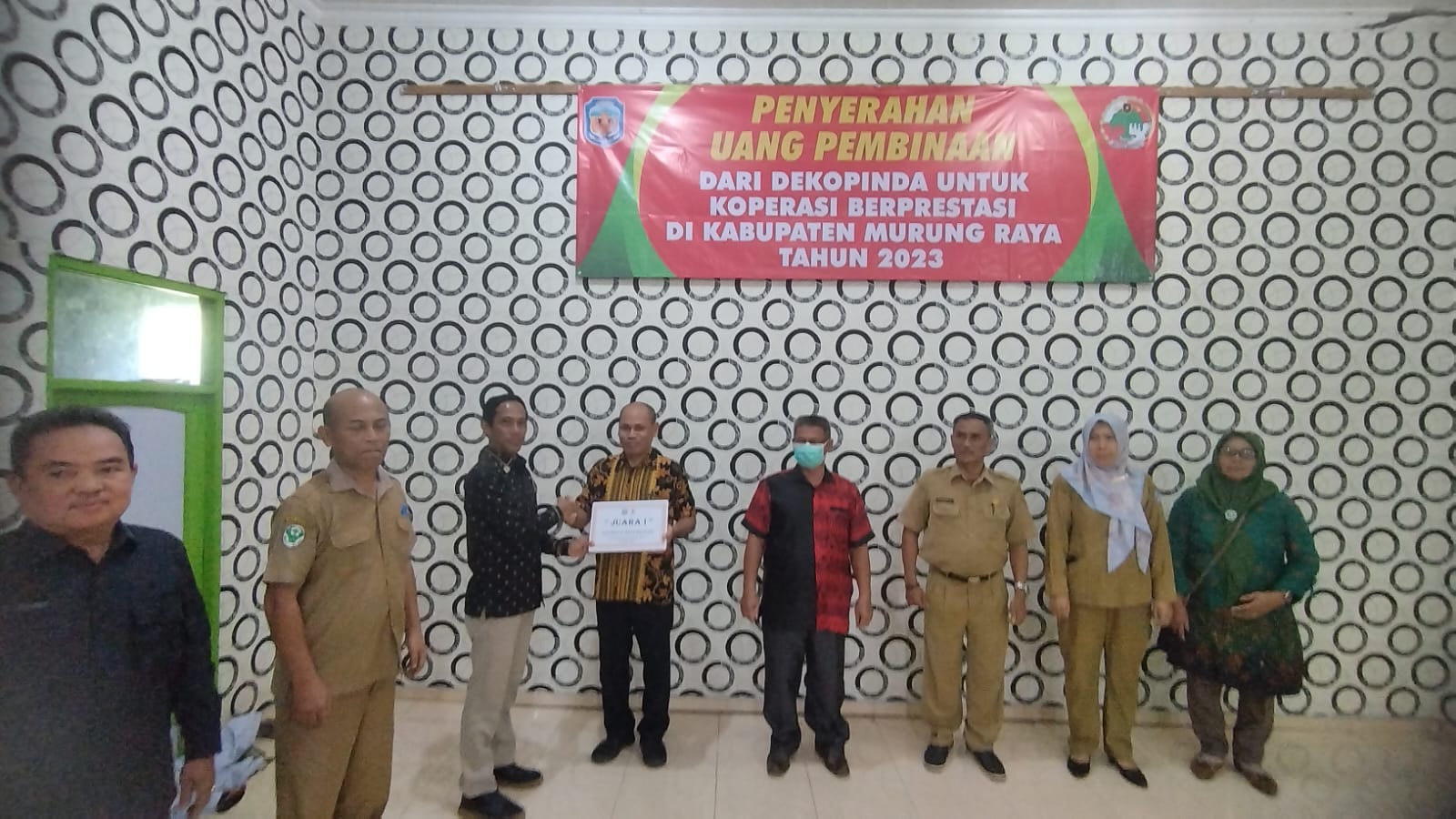 Ketua Dekopinda Kabupaten Murung Raya Achmad Tafruji, S.P saat menyerahkan Dana Bantuan kepada beberapa Pengurus Koperasi di Aula Serbaguna Kementerian Agama di Puruk Cahu, Senin (16/10) kemarin.
