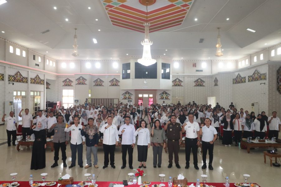 Kepala Dinas Pendidikan dan Kebudayaan Kabupaten Murung Raya, Ferdinand Wijaya, S.Pt., M.AP foto bersama jajaran di acara Pembukaan Sosialisasi Transisi PAUD – SD, Rabu (25/10/2023).