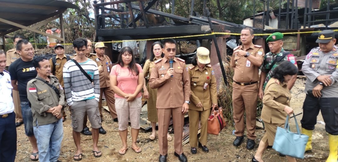 Pj bupati Murung Raya Hermon Serahkan Bantuan untuk Warga Korban Kebakaran