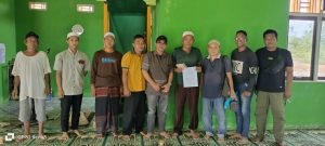 Foto kegiatan penyerahan bantuan pembangunan Teras Mesjid Al- Ikhlas Desa Jakatan Pari yang di serahkan langsung oleh Ir. H.Murjani selaku Manager Base Camp PT .PJGA di Muara Untu .