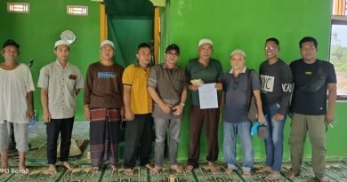 Foto kegiatan penyerahan bantuan pembangunan Teras Mesjid Al- Ikhlas Desa Jakatan Pari yang di serahkan langsung oleh Ir. H.Murjani selaku Manager Base Camp PT .PJGA di Muara Untu .
