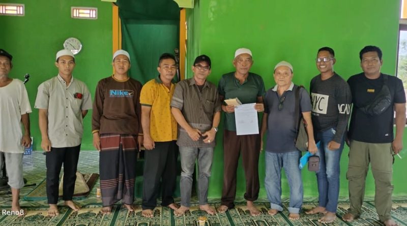 Foto kegiatan penyerahan bantuan pembangunan Teras Mesjid Al- Ikhlas Desa Jakatan Pari yang di serahkan langsung oleh Ir. H.Murjani selaku Manager Base Camp PT .PJGA di Muara Untu .