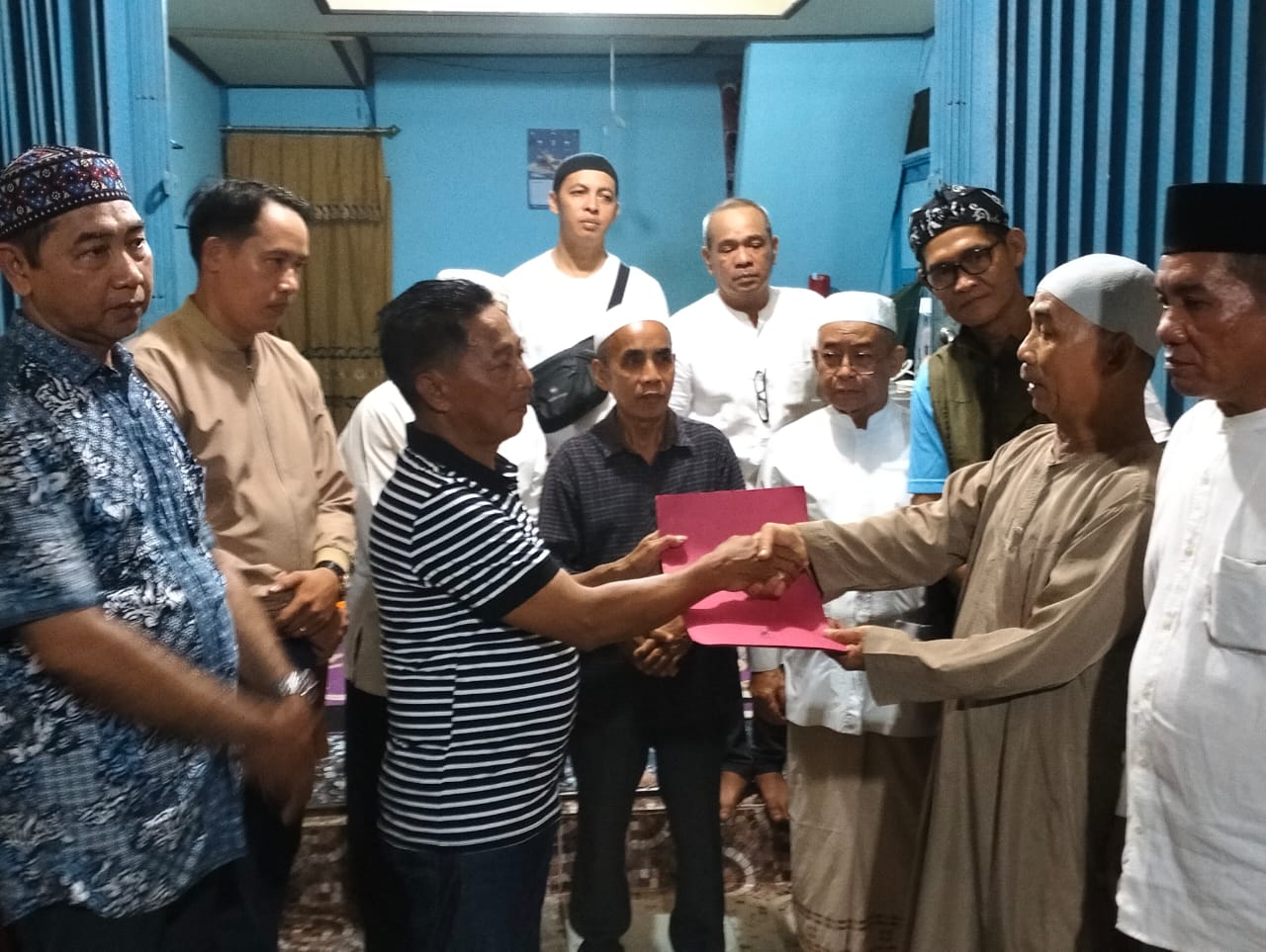 Heriyus Midel Yoseph ( HMY ) saat menyerahkan Sertifikat Hak Milik Tanah Hibah kepada Ketua Yayasan Pengelola Komplek Pemakaman Muslimin di Hungan Keluarahan Beriwit - Kecamatan Murung ,Kabupaten Murung Raya, Kamis, 14/12 .