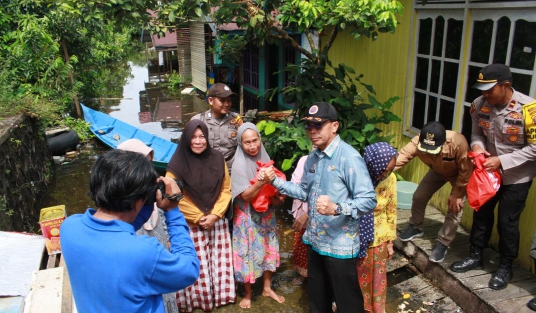 Pemkab Mura Salurkan Bansos Terdampak Banjir di Kawasan Kelurahan Beriwit