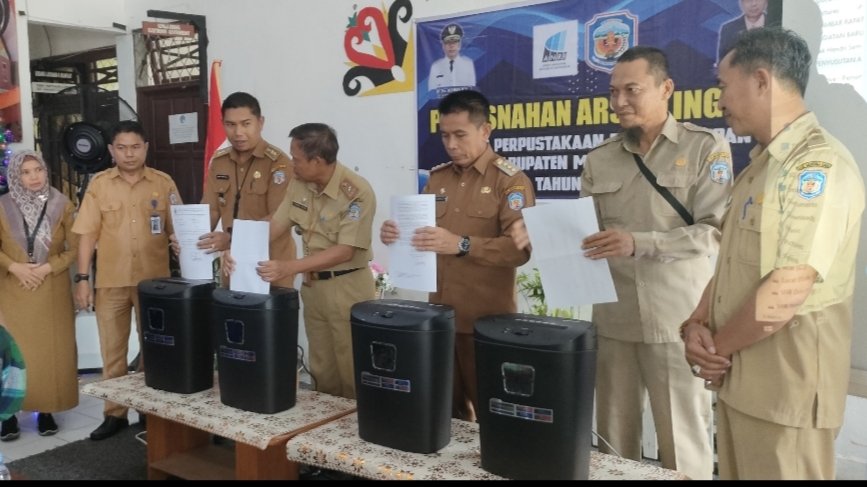 Hermon Hadiri Pemusnahan Arsip Dinas Perpustakaan dan Kearsipan