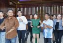 HMY bersama artis Ibu Kota Dava dan Irfan , Regina dan Penyanyi Kota Puruk Cahu ,,saat berdendang Bersama di Acara Open House. perayaan Natal 25 Desember 2023 di Kediaman HMY .