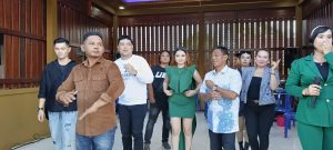 HMY bersama artis Ibu Kota Dava dan Irfan , Regina dan Penyanyi Kota Puruk Cahu ,,saat berdendang Bersama di Acara Open House. perayaan Natal 25 Desember 2023 di Kediaman HMY .