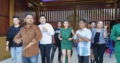 HMY bersama artis Ibu Kota Dava dan Irfan , Regina dan Penyanyi Kota Puruk Cahu ,,saat berdendang Bersama di Acara Open House. perayaan Natal 25 Desember 2023 di Kediaman HMY .