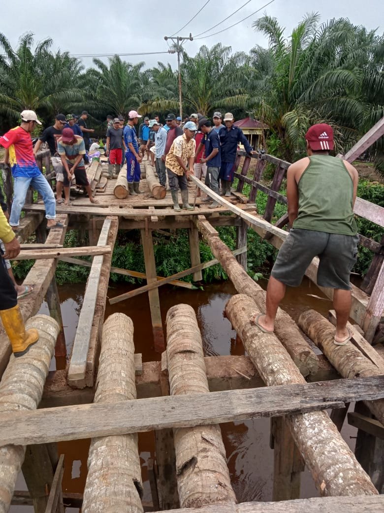 Jembatan Penghubung Dua Desa Kecamatan Kapuas Murung Dan Kapuas Barat Rusak Parah.