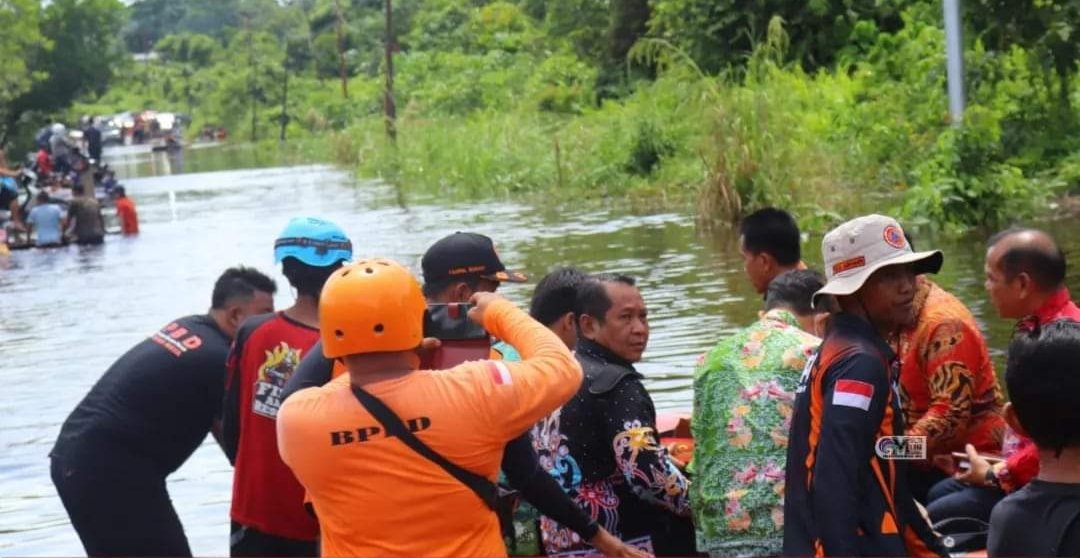 Pj Bupati Hermon Pantau Banjir, Ingatkan Warga Agar Waspada