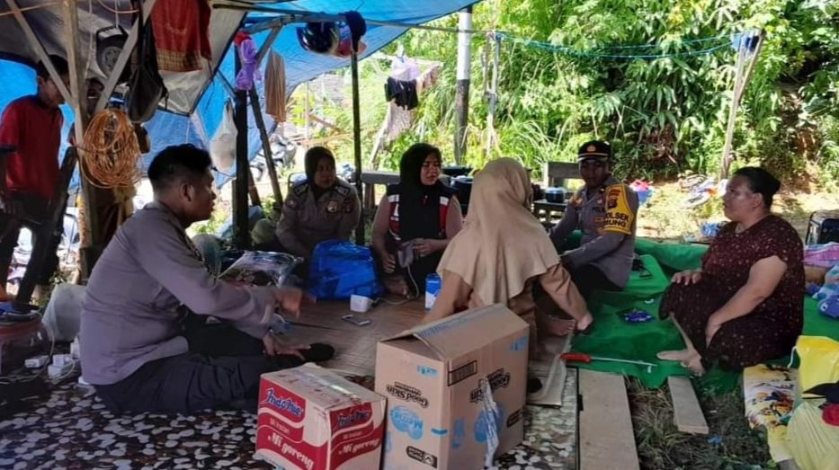 Kunjungi Tenda Pengungsian, Kapolsek Murung Beri Bantuan Kepada Korban Banjir