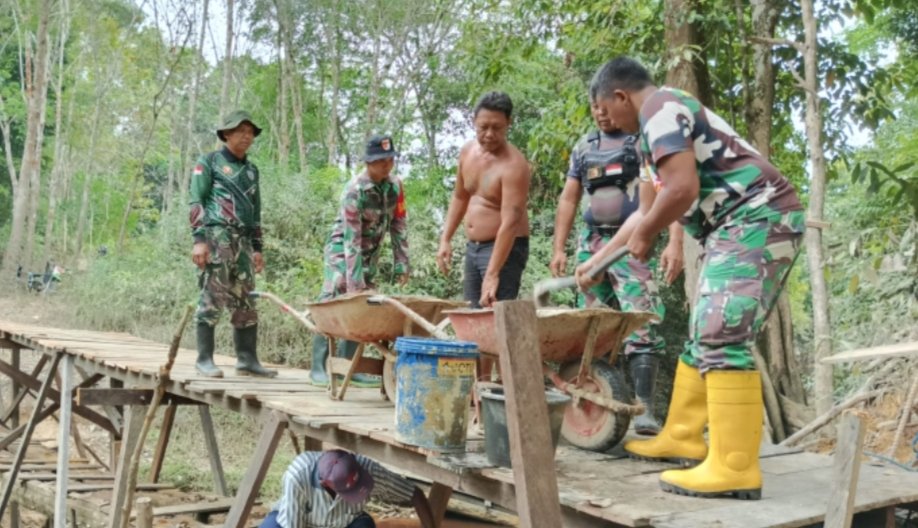Dengan Tulus, TNI Murung Raya Turun Bantu Warga Bangun Jembatan