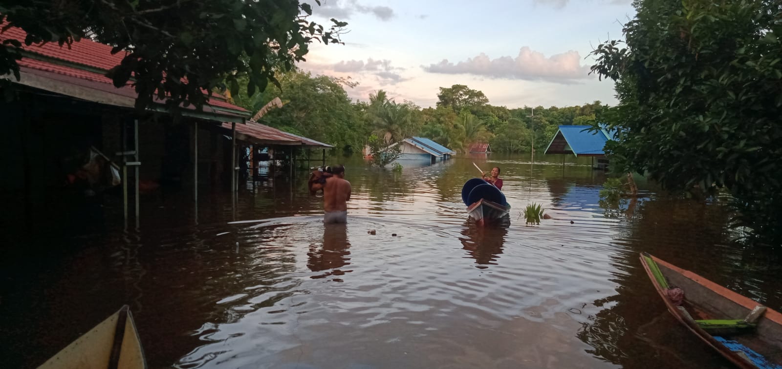 Fenomena musibah bencana banjir yang terjadi melanda hampir semua pelosok Perkotaan Kota Puruk Cahu , Rabu,17/1