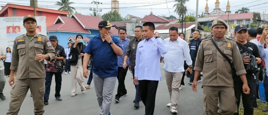 Kunker di Murung Raya, Wagub Kalteng Edy Pratowo Bagikan Sembako