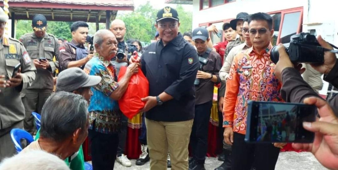 Datangi Warga di Latup, Wagub Kalteng dan PJ Bupati Bagikan Sembako 
