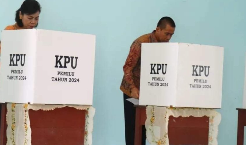 Pj Bupati Mura dan Istri Mencoblos di TPS 044
