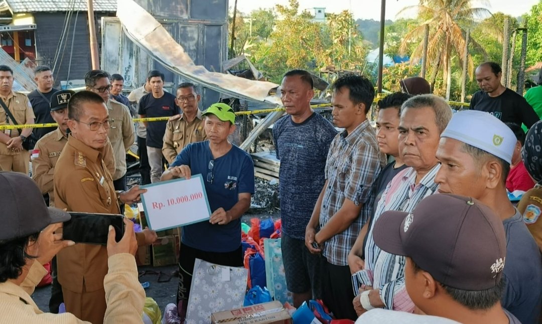 Pemkab Murung Raya Serahkan Bantuan Bagi Korban Kebakaran di Kelurahan Beriwit