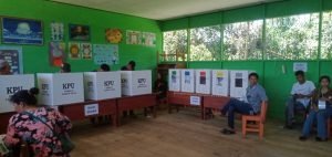 Proses pemungutan suara di TPS 01 Kelurahan Muara Tuhup kecamatan Laung Tuhup
