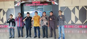 Keterangan Waket Ketua II Rahmanto Muhidin berfoto bersama seusai menerima Kunker dari Anggota DPRD Gunung Mas , Rabu,27/3