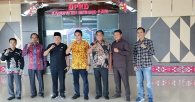 Keterangan Waket Ketua II Rahmanto Muhidin berfoto bersama seusai menerima Kunker dari Anggota DPRD Gunung Mas , Rabu,27/3