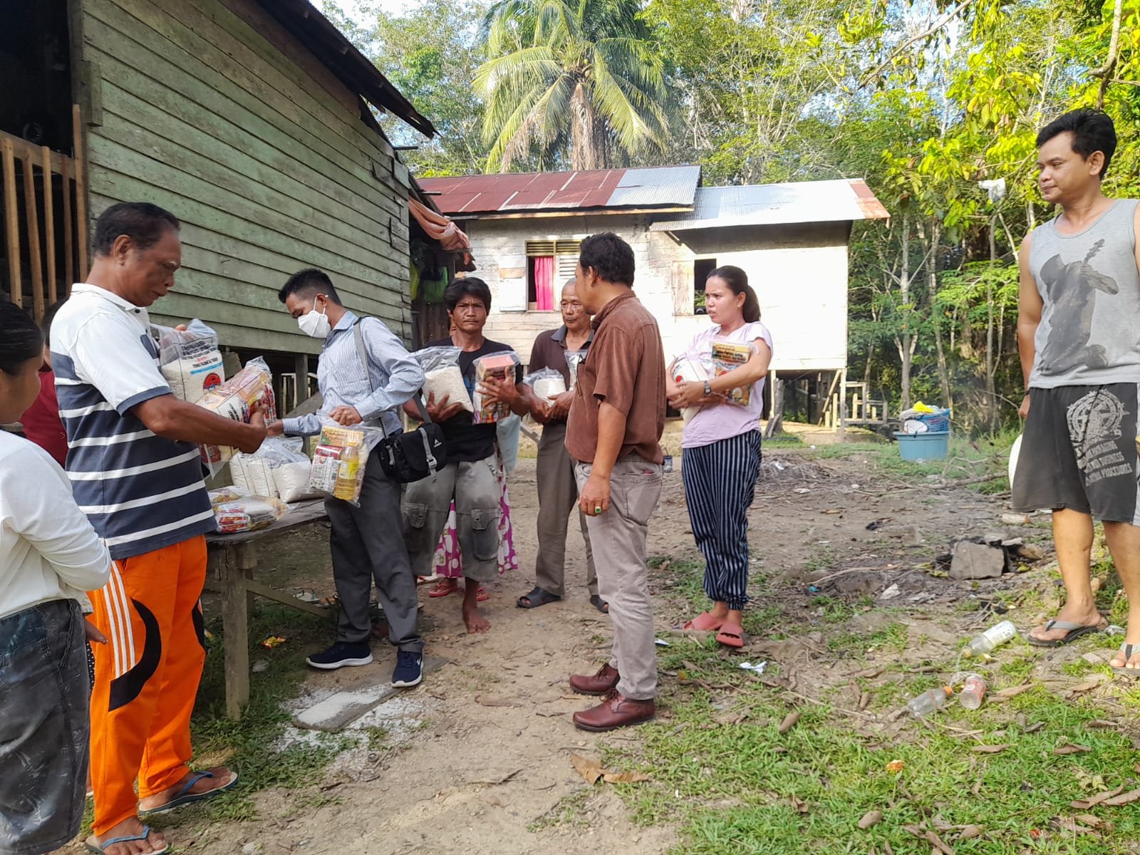 LSM KPK-RI Gandeng Media Oneline Lokal Bagikan Sembako Di Puruk Cahu