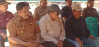 Lurah Muara Tuhup, Hariyanto saat mendampingi rombongan saat pelaksanaan Pasar Murah di Desa Muara Tuhup, Senin (18/3)
