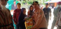 Sekda Kalteng, H. Nuryakin menyerahkan beras swcar simbolis kepada warga Muara Tuhup Kecamatan Laung Tuhup dalam acara Pasar Penyeimbang dalam rangka menekan kenaikan inflasi di wilayah Provinsi Kalimantan Tengah, Senin (18/3)