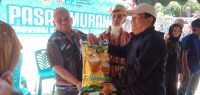 Sekwan DPRD Kalteng, H. Fajarudinoor menyerahkan simbolis beras kepada warga Muara Tuhup dalam acara Pasar Penyeimbang Pemprov Kalteng, Senin (18/3)