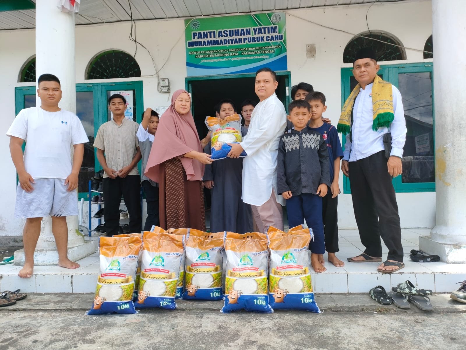 H . Fredy Wakili Keluarga Besar, Berbagi Berkah Bulan Ramadhan Bagi Anak Yatim Piatu, dan Warga Kurang Mampun .. !!!  