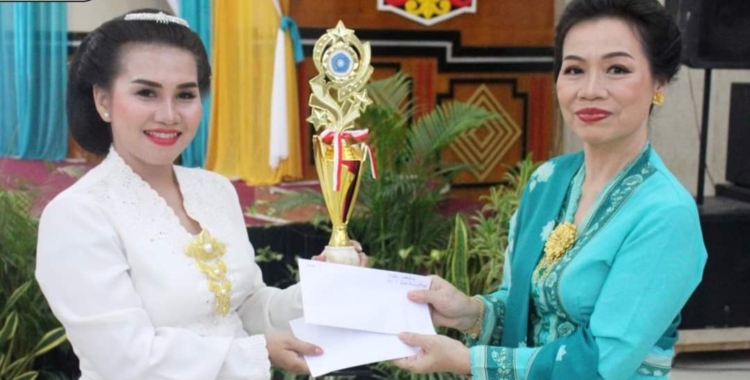 Diskominfo SP Juara 1 Lomba fashion show Kebaya Kartini Tingkat Kabupaten Murung Raya