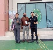 SS (44) tergugat Cerai Surat Izin Bupati Mura didampingi 2 kuasa hukumnya Fahmi, SH,MH dan Sedi Usmika, SHdi depan Pengadilan Negeri Muara Teweh usai mengikuti sidang mediasi, Senin (27/5)