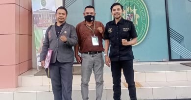 SS (44) tergugat Cerai Surat Izin Bupati Mura didampingi 2 kuasa hukumnya Fahmi, SH,MH dan Sedi Usmika, SHdi depan Pengadilan Negeri Muara Teweh usai mengikuti sidang mediasi, Senin (27/5)