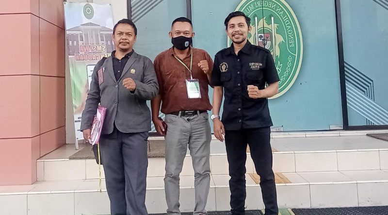 SS (44) tergugat Cerai Surat Izin Bupati Mura didampingi 2 kuasa hukumnya Fahmi, SH,MH dan Sedi Usmika, SHdi depan Pengadilan Negeri Muara Teweh usai mengikuti sidang mediasi, Senin (27/5)