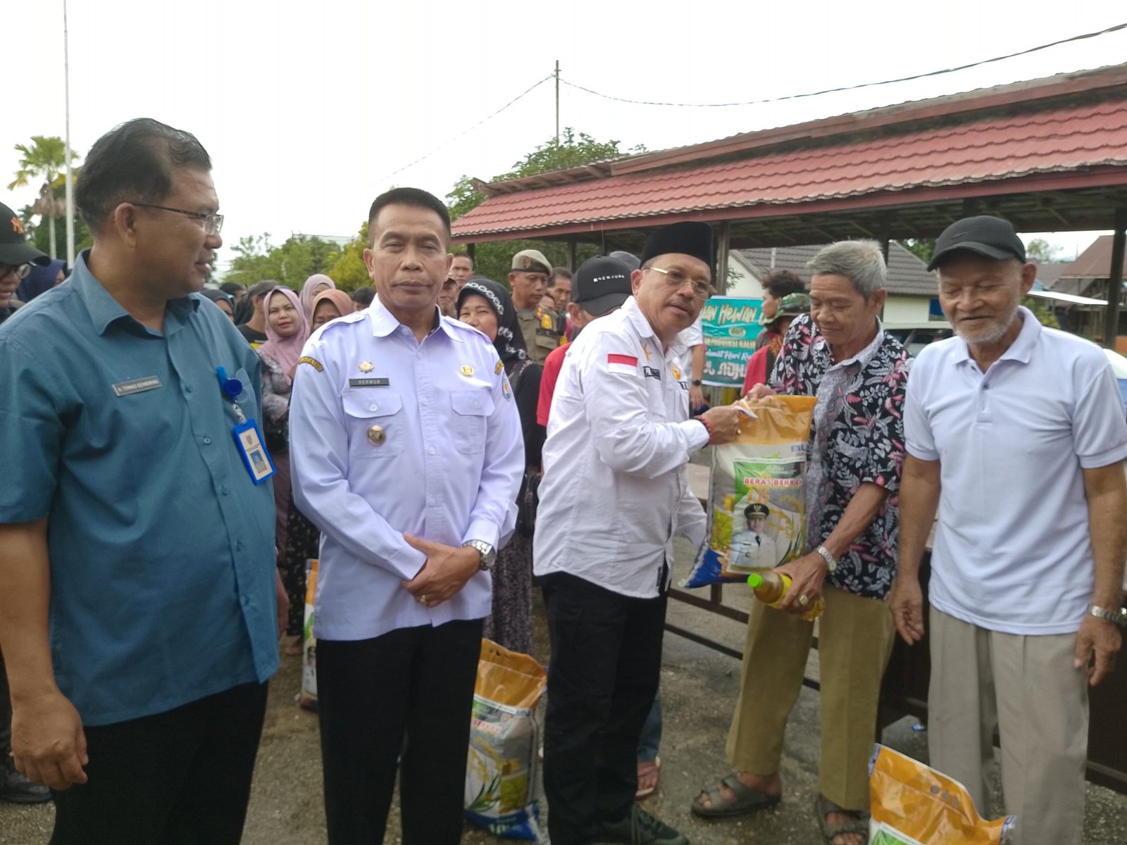 Masyarakat Padati Lokasi Hari Kedua Pasar Murah Pemprov Kalteng Di Kecamatan Laung Tuhup ..!!  
