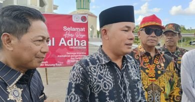 Heriyus Midel Yoseph ,dalam wawancara dengan awak media sesuai Penyerahan Hewan Korban dari Keluarga Besarnya ,tampak juga dalam Poto Dr Willy Midel Yoseph, M.M , H. Rahmanto Muhidin