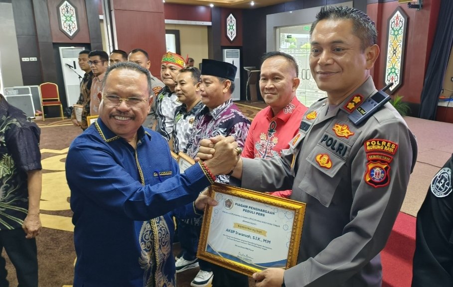 Kapolres Murung Raya Terima Piagam Penghargaan Peduli Pers dari PWI Kalteng