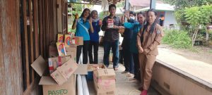 Penyerahan bantuan untuk penurunan Stunting berupa makanan bergizi bersumber dari Penyisihan Dana Desa Dirung Pundu .