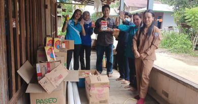 Penyerahan bantuan untuk penurunan Stunting berupa makanan bergizi bersumber dari Penyisihan Dana Desa Dirung Pundu .