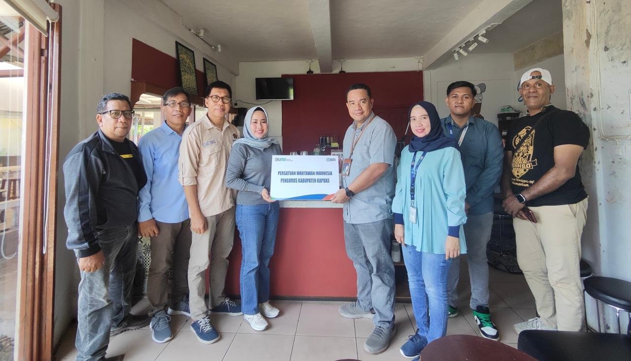 PWI Kapuas Terima Bantuan Seragam Olahraga dari BRI