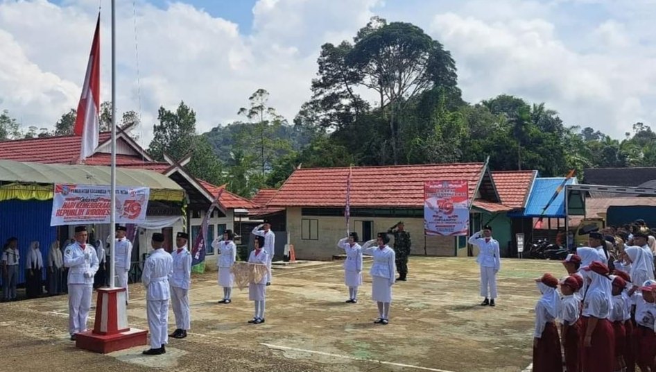 Camat Pimpin Upacara Peringatan HUT ke-79 RI di Kecamatan Permata Intan