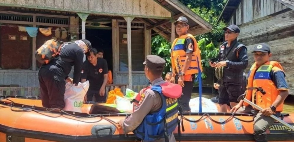 BPBD Murung Raya bersama Polsek Permata Intan Serahkan Bansos kepada Korban Banjir